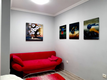 интерьер, диван, малиновый, серый фон, картины, минимализм, лофт