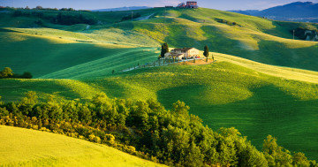 Обои на рабочий стол tuscany, house, trees, countryside, nature, sunlight, italy, green field, landscape, summer, sky