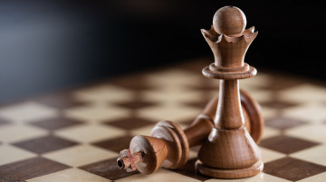 шахматные фигуры, деревянные, шахматная доска, королева, 3840х2160, 4к
