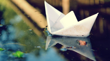 бумажный кораблик, отражение в воде, лужа, минимализм