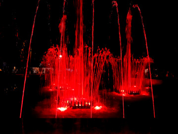 красный фонтан, город, ночь, лето, светомузыка, парк