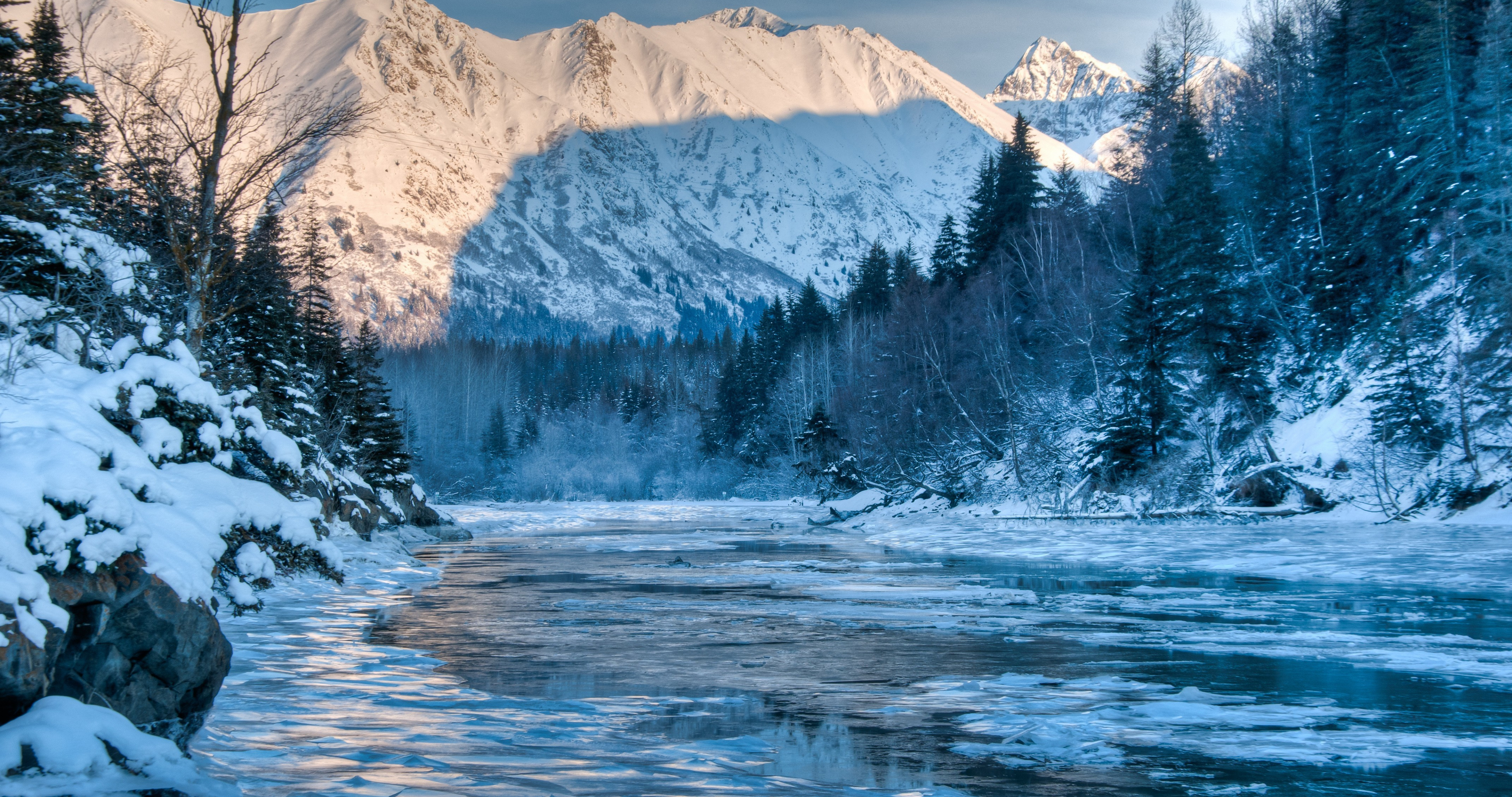 Обои на рабочий стол Alaska, река, зима, пейзаж, горы, природа, лес