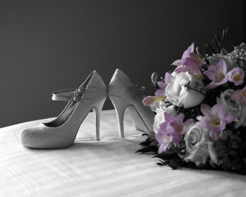 Фото бесплатно обувь, праздник, любовь, туфли, букет, цветы, свадьба