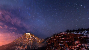 горный пейзаж с ночным ясным звездным небом