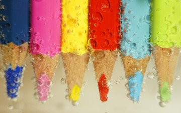 2560х1600 яркие разноцветные карандаши в воде