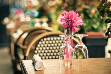 ваза, розовые цветы, ресторан, интерьер