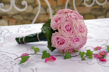бутоньерка с розовых роз на столе, цветы