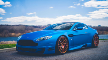 Фото бесплатно Aston Martin Vantage, синий, облака, 3840х2160 4к обои