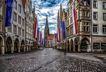Фото бесплатно Германия, улица, облака, дома, брусчатка, флаги, город, Европа