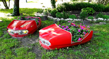 клумба-машинка, красное авто с цветами, парк, городской сад, цветы, креативные клумбы