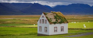 горы, природа, долина, одинокий белый домик, на крыше трава, 4К обои