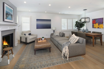 кресло, интерьер, дизайн гостиной, диван, камин, светло-серые тона