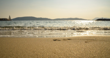 Обои на рабочий стол песок, солнце, пейзажи, пляж, утро, побережье, рассвет, ветровая волна, берег