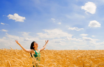 девушка в пшеничном поле, голубое небо, злаки, пшеница, хлеб, природа