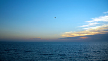 самолет летит над морем, волны, горизонт, небо, закат, пейзаж