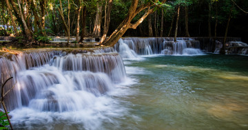 Обои на рабочий стол лес, пейзаж, waterfall, river, тропический, река, скалы, landscape, summer, Тайланд, forest, водопад, tropical, beautiful