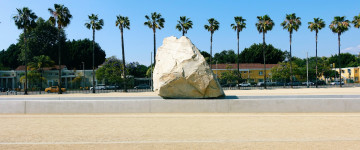 Окружной музей искусств LACMA, Лос-Анджелес, пальмы, камень, памятник