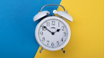 будильник, часы, стрелки, циферблат, жёлто-голубой фон, время, 3840х2160, 4к
