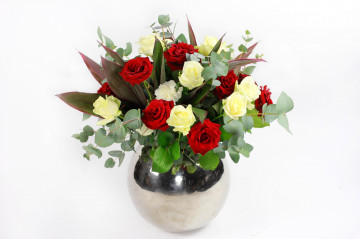 букет цветов в вазе на белом фоне