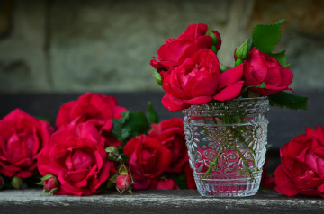 Фото картинки красные розы, цветы, хрустальная ваза