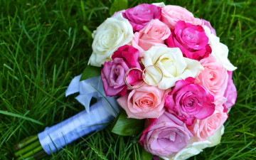 2560х1600 свадебный букет разноцветных роз с обручальными кольцами на зелёной траве