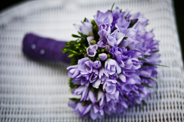 букет фиолетовых цветов для невесты