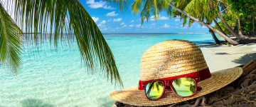 clear sea water, beach, hat and sunglasses, palm trees, wallpaper, прозрачная морская вода, пляж, шляпа и солнцезащитные очки, пальмы, обои