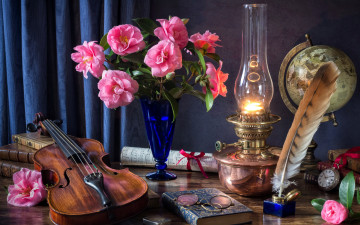 2880х1800, интерьер, стол, скрипка, ваза с букетом, розовые цветы, керосиновая лампа, перо, книги, глобус, пенсне, карманные часы, портьера