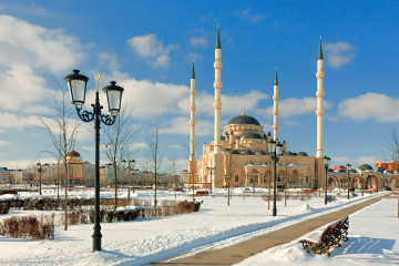 Фото бесплатно мечеть, снег, минарет, город, зима, снег, фонарь, архитектура