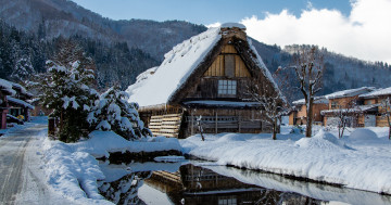 Обои на рабочий стол дорога, горы, зима, снег, водоем, леса, Сиракава-Го, дома, Япония, пейзаж