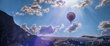 hot air balloon over mountains, горы, лучи солнца, небо, облака, 5К, 3440х1440