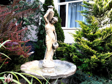 фонтан девушка с кувшинами, экстерьер, скульптура, растения, деревья, туи, природа, фасад