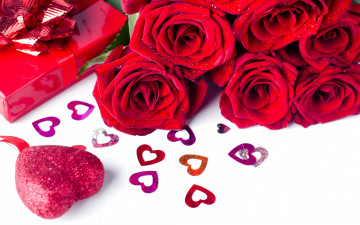25650х1600 букет красных роз с подарком и сердечками - праздник