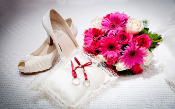 свадьба, аксессуары, обручальные кольца на белой подушке, белые туфли, свадебный букет