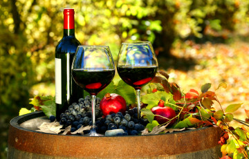 натюрморт - красное вино в бокалах с фруктами 5К обои