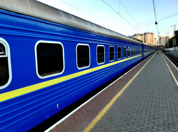 Ночной скорый фирменный поезд с вагонами класса "Люкс" на станции Одесса