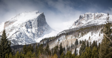Обои на рабочий стол Халлет пик, Скалистые Горы, пейзаж, Колорадо, туманный, 5к, зима, заснеженный, вершина горы, зеленые деревья