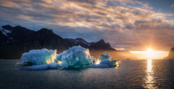 айсберг в Гренландии на закате дня