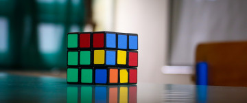 кубик рубика, минимализм, стол, игра, 3440х1440, 4К обои