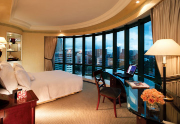 панорамные окна, кровать, интерьер, гостиничный номер