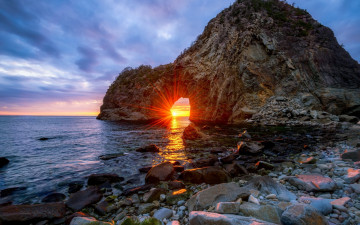 берег, камни, море, скалы, закат, лучи солнца в расщелине скалы, Shore, rocks, sea, rocks, sunset, sun rays in a rock crevice