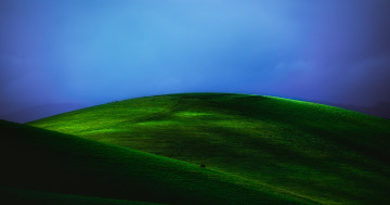 Обои на рабочий стол зеленый луг, травяное поле, пейзаж, туманный, голубое небо, 5к