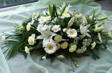 Фото бесплатно лилии, белые цветы, букет на белом полотне