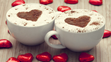 latte with a heart, coffee white cups, coffee, foam, red hearts, breakfast, an invigorating drink with milk, латте с сердечком, кофейные белые чашки, кофе, пена, красные сердечка, завтрак, бодрящий напиток с молоком