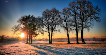 Обои на рабочий стол восход солнца, пейзаж, небо, тень, зима, луг, мороз, деревья, лучи солнца