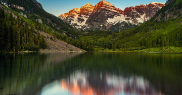 Обои на рабочий стол бордовые колокольчики, лосиные горы, чистое небо, пейзаж, темно-бордовое озеро, альпийское свечение, отражение, 5к, Соединенные Штаты, ледниковые горы, голубое небо, Колорадо