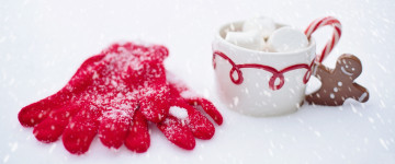 зима, снег, праздник, красные перчатки, пиала со сладостями в снегу