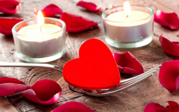 свечи, сердце на вилке, лепестки роз, любовь, праздник, романтика