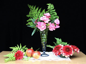 Фото бесплатно натюрморт, букет цветов, ваза, яблоки, чёрный фон, цветы, фрукты