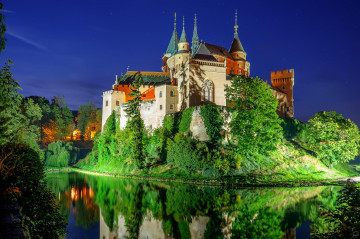 Фото бесплатно Словакия, ночь, иллюминация, замок, река, деревья, ночь